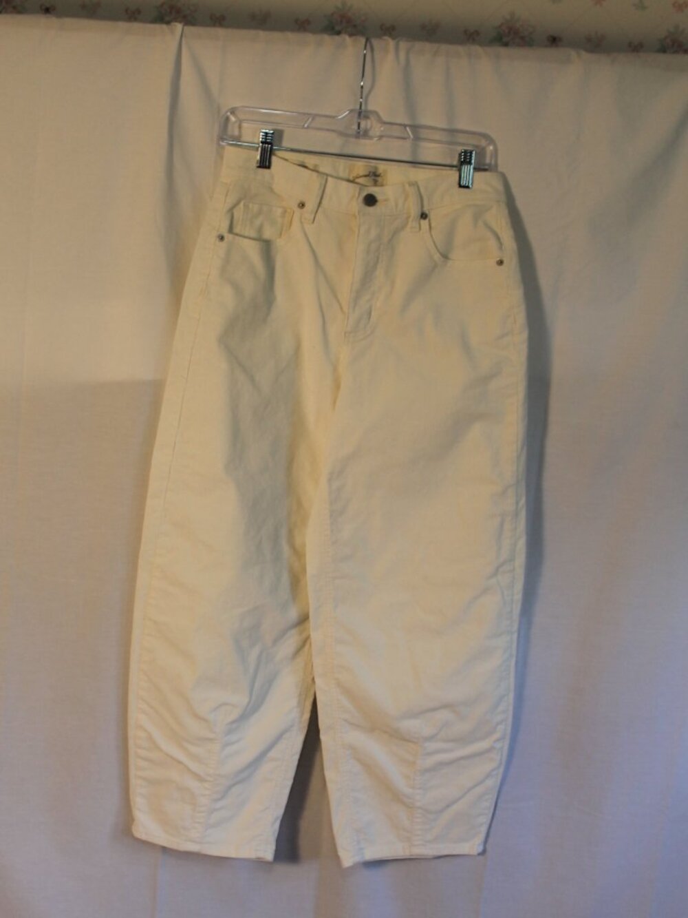 Universal Thread Winter White Corduroy High Rise Easy Barrel Jeans 6R